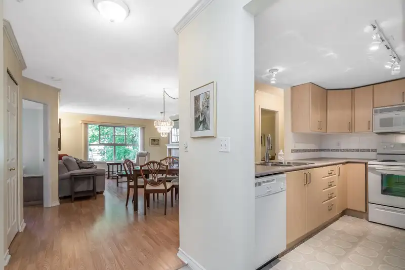 303 15325 17 AVENUE - photo 2 of 25
