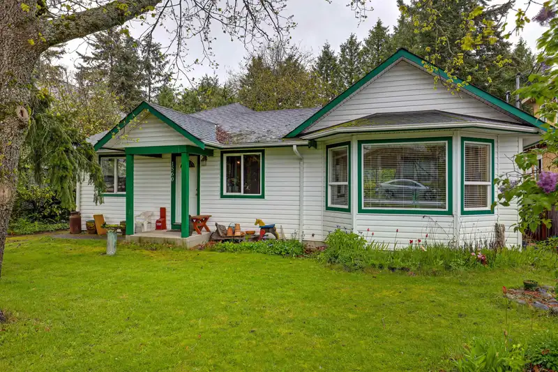 1560 160A STREET - photo 2 of 24