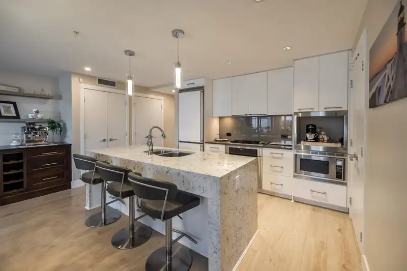 204 15152 RUSSELL AVENUE - photo 4 of 25