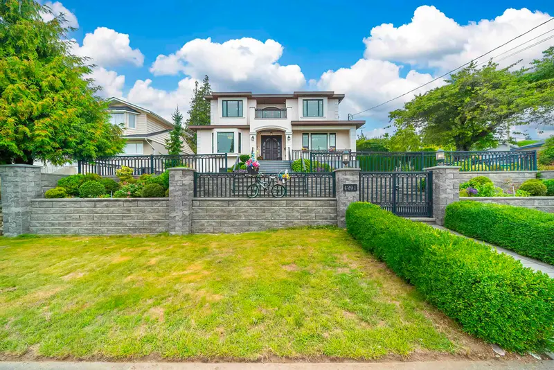 4291 WINNIFRED STREET - photo 2 of 25