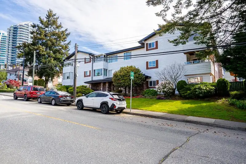 204 1390 MARTIN STREET - photo 2 of 32