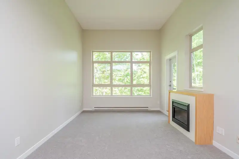 428 15988 26TH AVENUE - photo 3 of 32