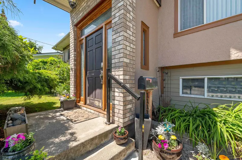 11113 81 AVENUE - photo 3 of 25