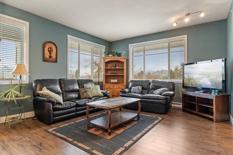 217 46262 FIRST AVENUE - photo 1 of 25