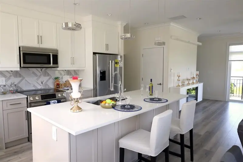 33 8181 135A STREET - photo 2 of 9