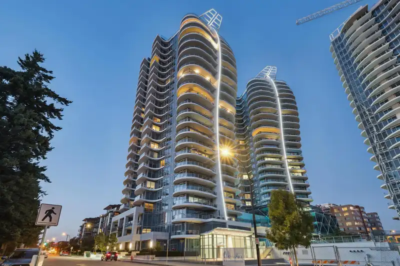 1406 1500 MARTIN STREET - photo 2 of 38