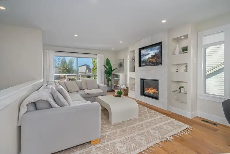 960 160B STREET - photo 3 of 40