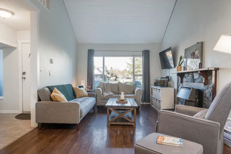 2118 WINSTON COURT - photo 4 of 25