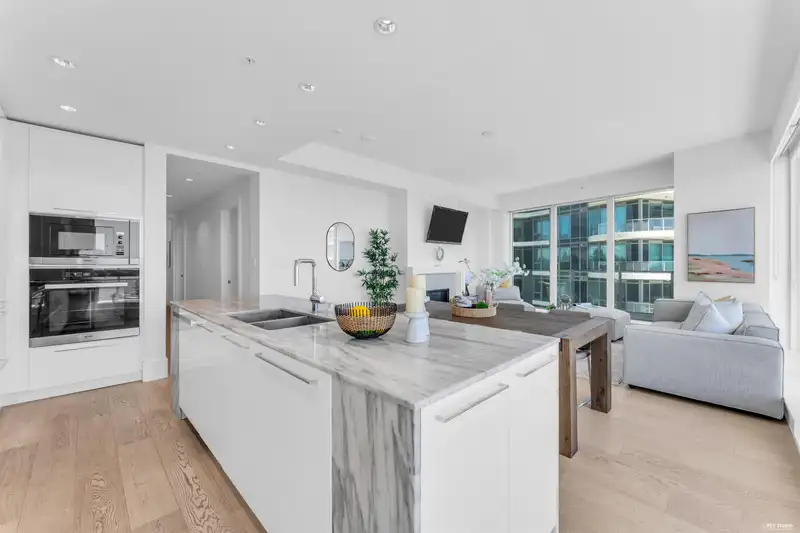 1106 1500 MARTIN STREET - photo 3 of 25
