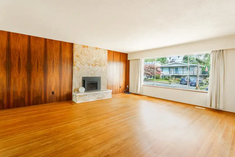 15732 GOGGS AVENUE - photo 3 of 32