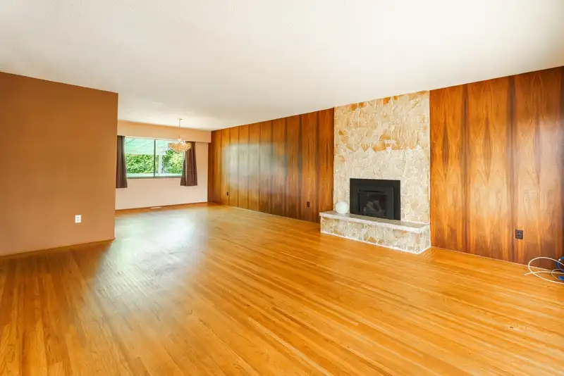 15732 GOGGS AVENUE - photo 4 of 32