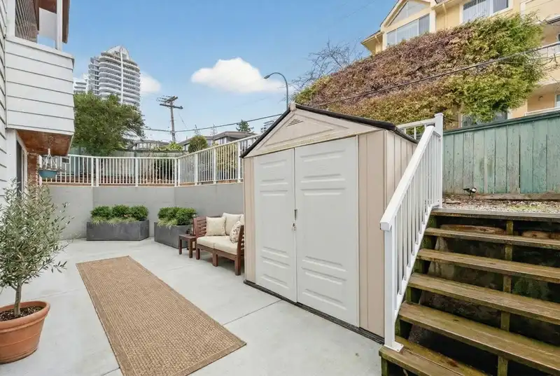 104 1390 MARTIN STREET - photo 2 of 34