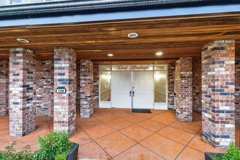 104 1390 MARTIN STREET - photo 3 of 34