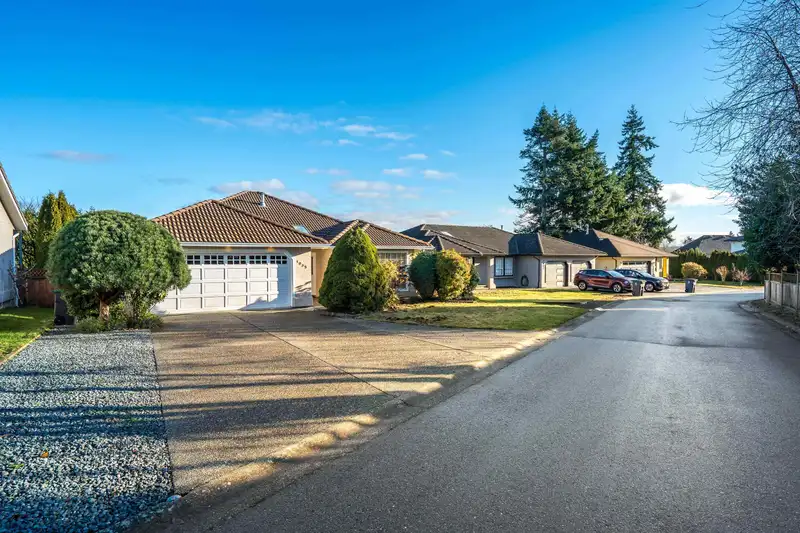 1035 KING GEORGE BOULEVARD - photo 4 of 37