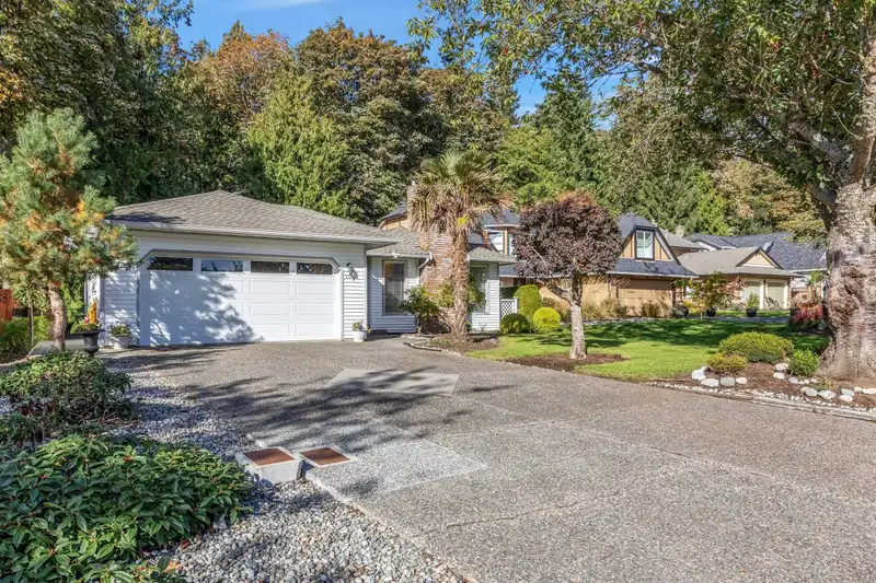 1059 163 STREET - photo 2 of 32