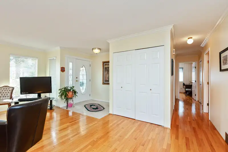 1059 163 STREET - photo 4 of 32