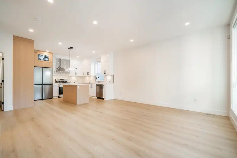 1 16697 16 AVENUE - photo 3 of 28