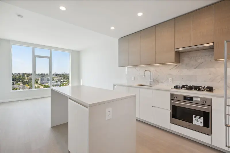 2504 2186 GILMORE AVENUE - photo 1 of 25