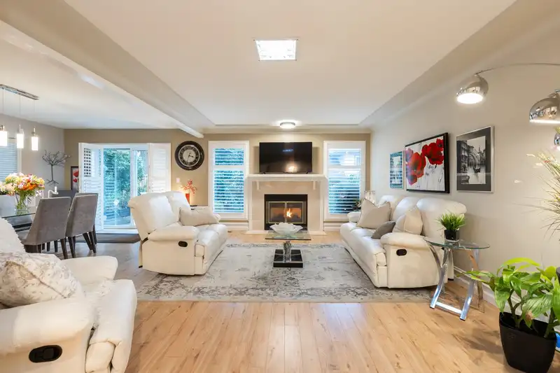 4 12945 17 AVENUE - photo 1 of 40