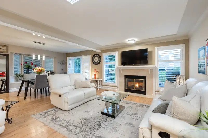 4 12945 17 AVENUE - photo 3 of 40