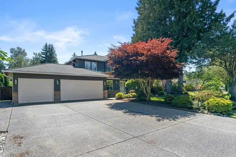 13676 18A AVENUE - photo 3 of 40
