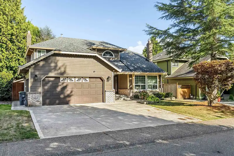 2092 148 STREET - photo 2 of 31