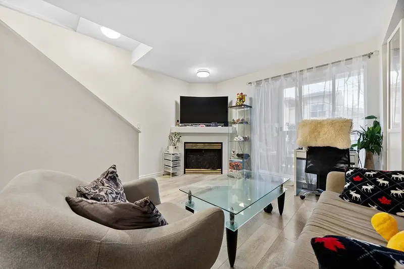 52 7088 LYNNWOOD DRIVE - photo 4 of 20