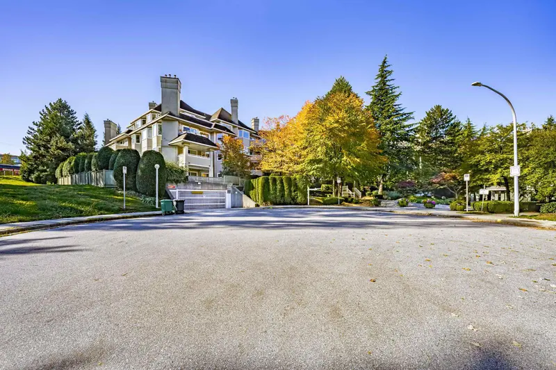 109 3738 NORFOLK STREET - photo 1 of 25