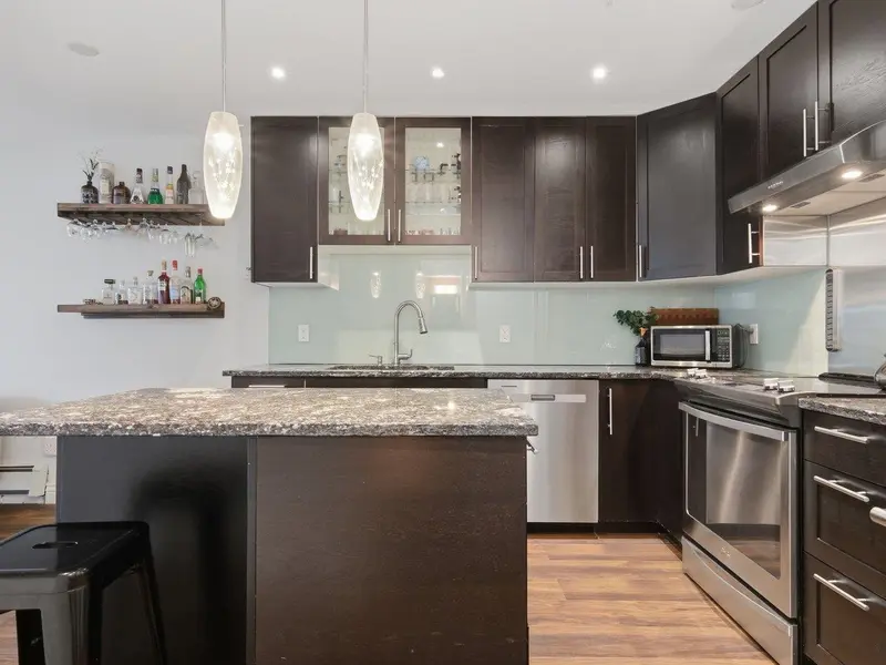 216 1549 KITCHENER STREET - photo 2 of 21