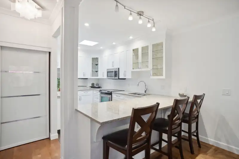 302 15300 17 AVENUE - photo 3 of 30