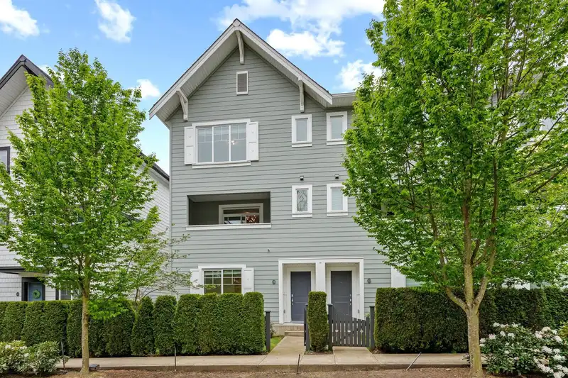 11 16323 15 AVENUE - photo 1 of 23