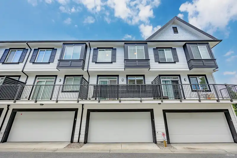 7 16323 15 AVENUE - photo 1 of 27