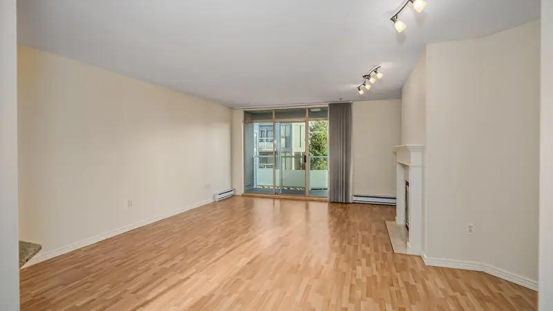 306 48 RICHMOND STREET - photo 3 of 25