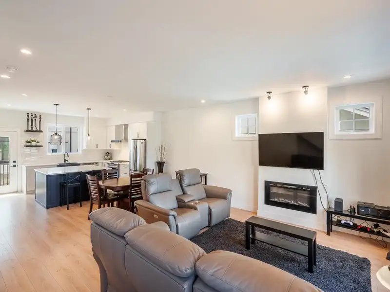 28 16467 23A AVENUE - photo 2 of 21