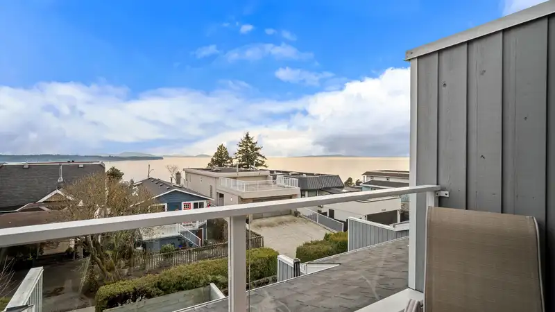 15146 BEACHVIEW AVENUE - photo 4 of 40