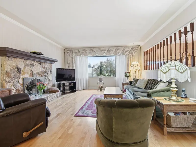 914 LONDON STREET - photo 4 of 25