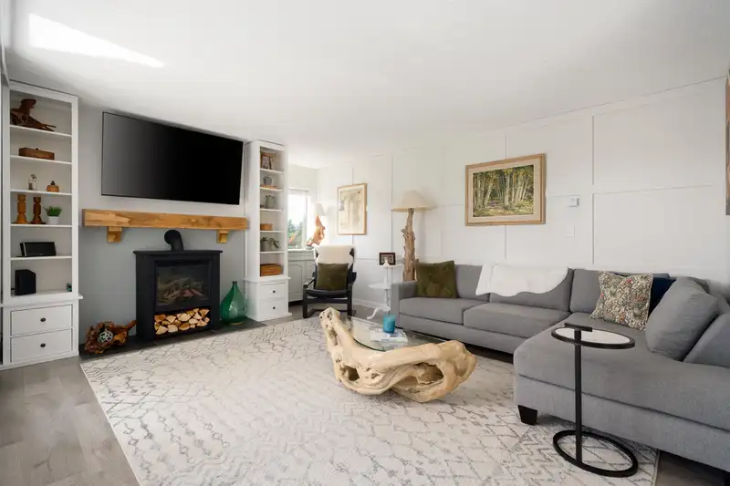 309 1740 SOUTHMERE CRESCENT - photo 4 of 20
