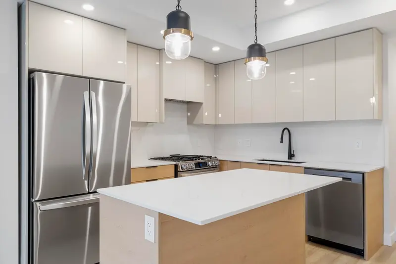 203 15353 17 AVENUE - photo 1 of 22