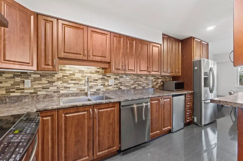 644 ALDERSON AVENUE - photo 4 of 18