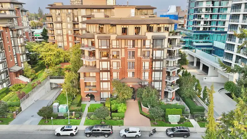 603 1550 MARTIN STREET - photo 1 of 21
