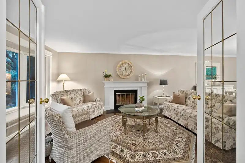 14087 19 AVENUE - photo 4 of 39