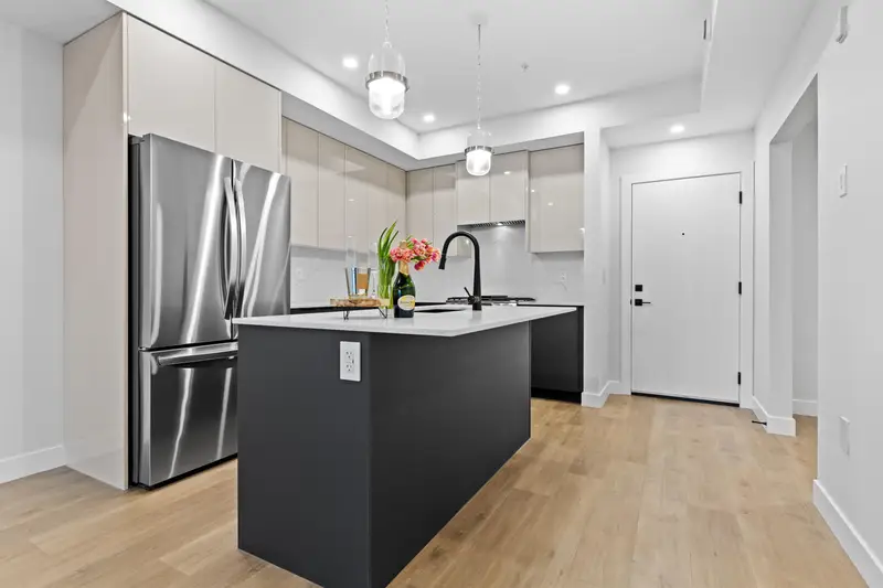 201 15353 17 AVENUE - photo 4 of 25