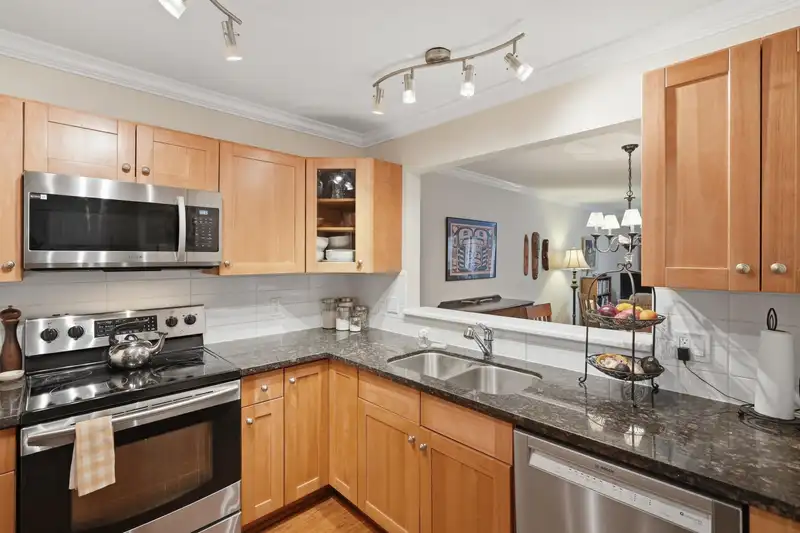 109 15270 17 AVENUE - photo 2 of 33