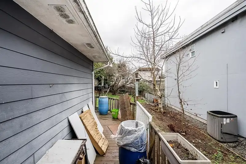 972 KENT STREET - photo 3 of 16