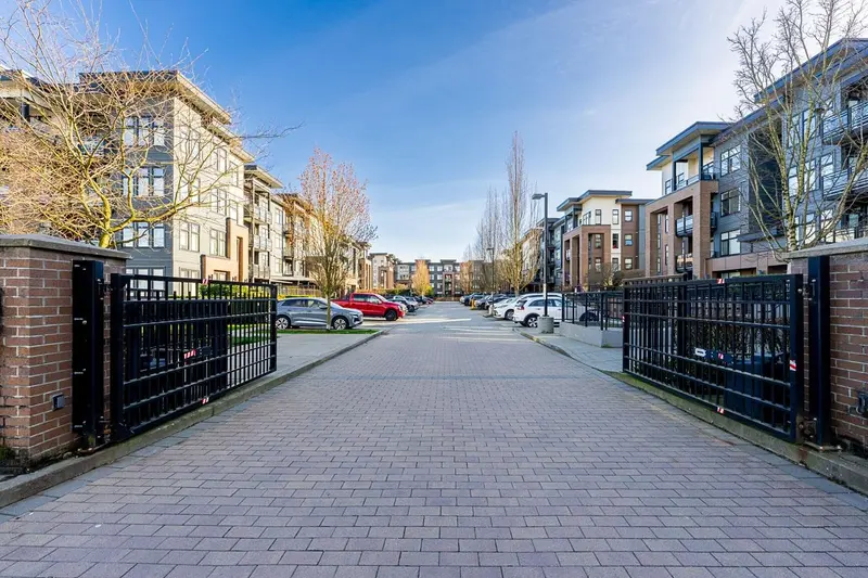 202 20078 FRASER HIGHWAY - photo 3 of 25