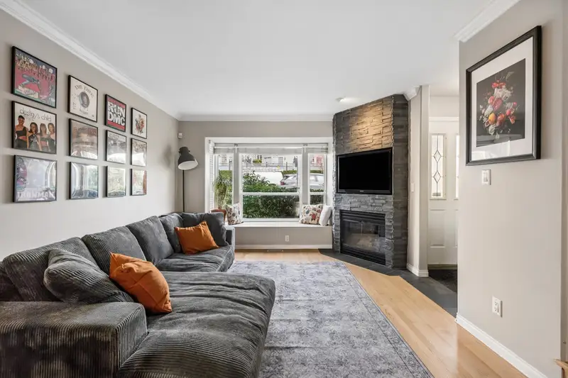 104 225 E 6TH STREET - photo 2 of 25