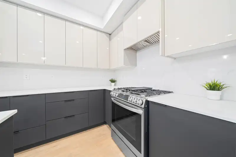 101 15353 17 AVENUE - photo 4 of 25