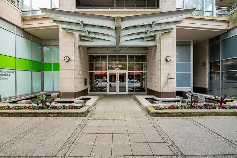 2605 2978 GLEN DRIVE - photo 2 of 25