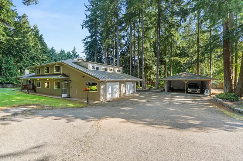 13514 20 AVENUE - photo 3 of 25