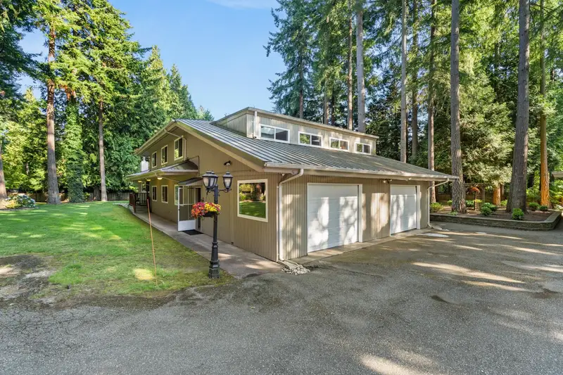 13514 20 AVENUE - photo 4 of 25